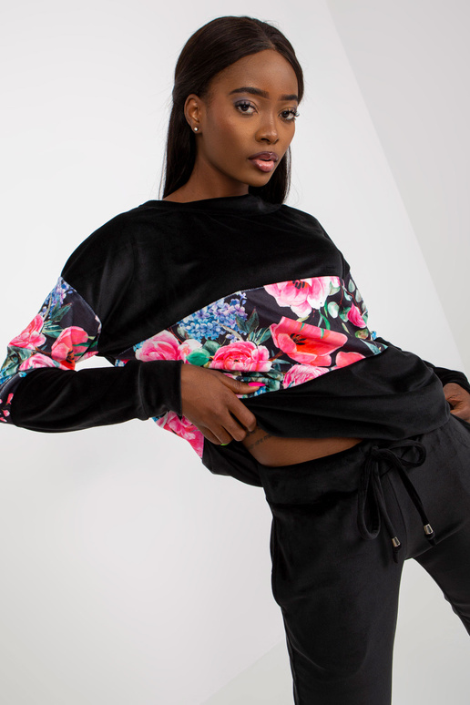 Must kaheosaline veluurkomplekt... Must kaheosaline veluurkomplekt...