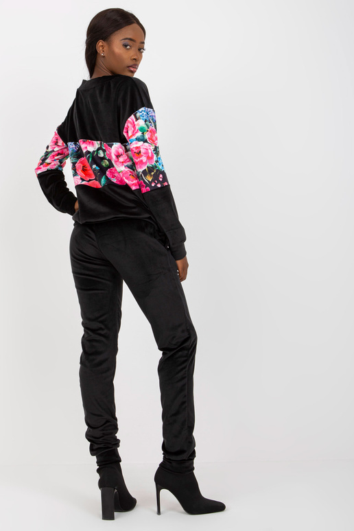 Must kaheosaline veluurkomplekt... Must kaheosaline veluurkomplekt...