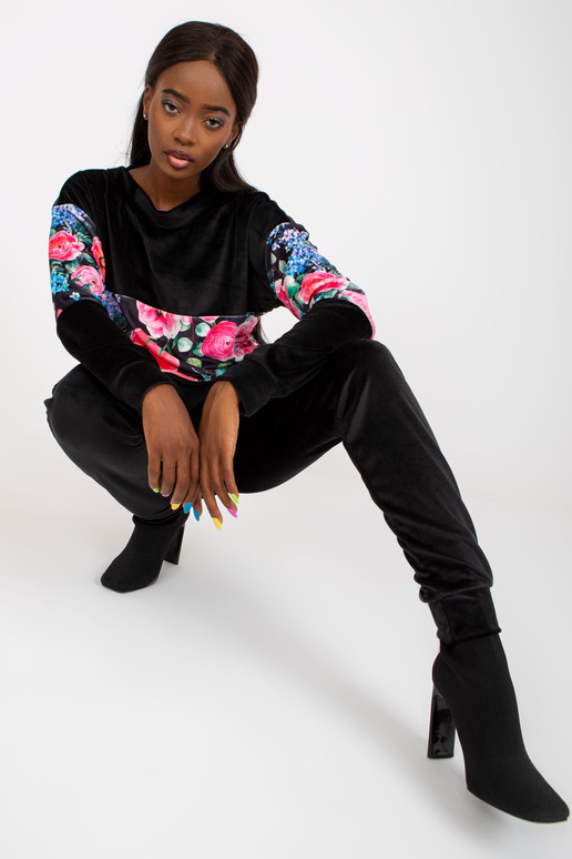 Must kaheosaline veluurkomplekt... Must kaheosaline veluurkomplekt...