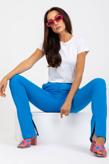 Valge ümara kaelusega...