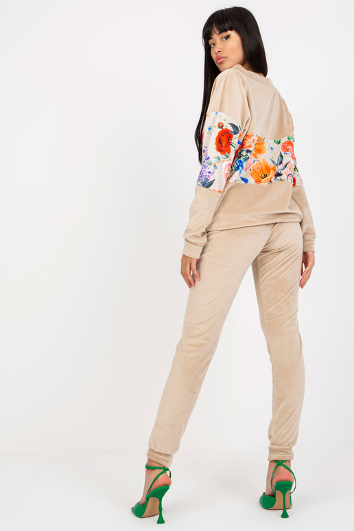 Beež kaheosaline veluurkomplekt... Beež kaheosaline veluurkomplekt...