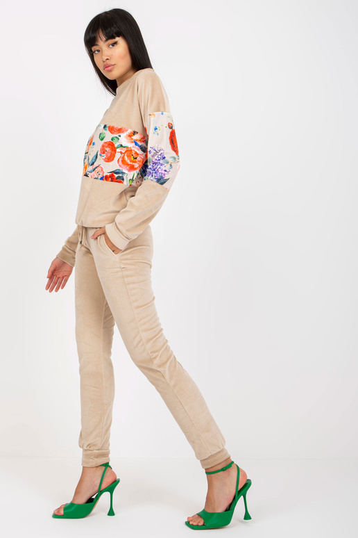 Beež kaheosaline veluurkomplekt... Beež kaheosaline veluurkomplekt...