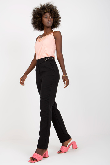 Mustast kangast taskutega... 2