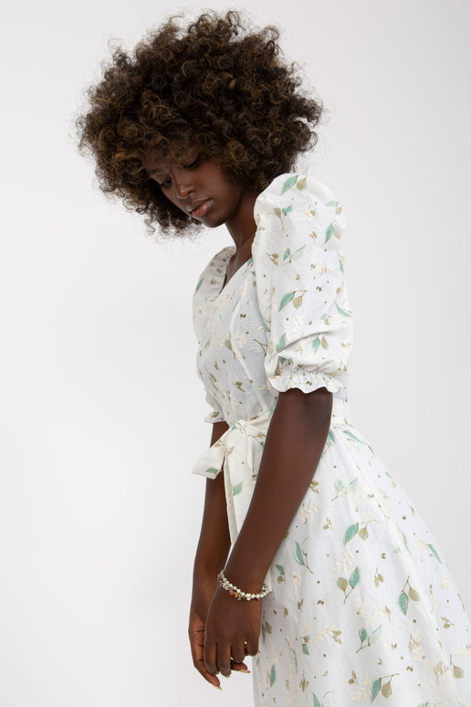 Valge ja roheline midi kleit trükiste... Valge ja roheline midi kleit trükiste...