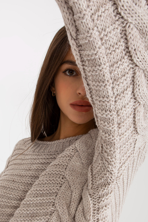 Helebeež ülisuurte palmikutega...