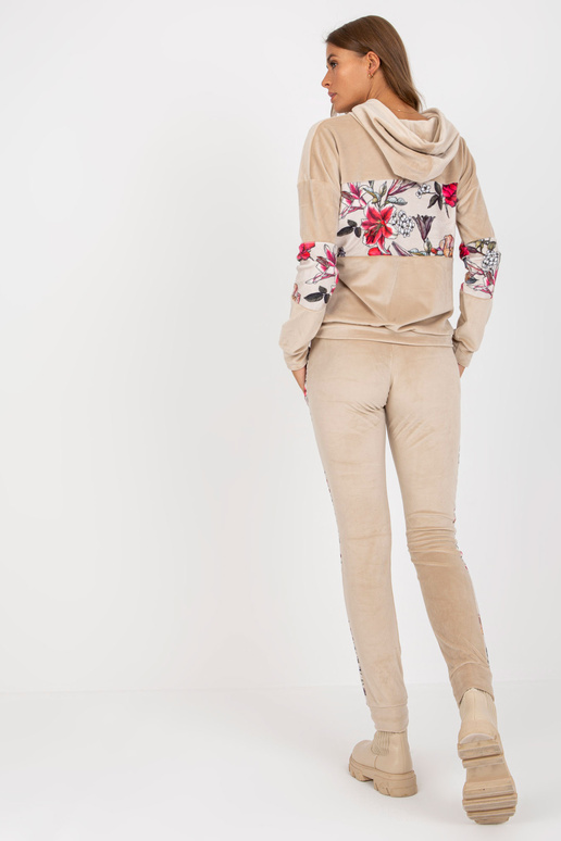 Beež kaheosaline veluurkomplekt... Beež kaheosaline veluurkomplekt...