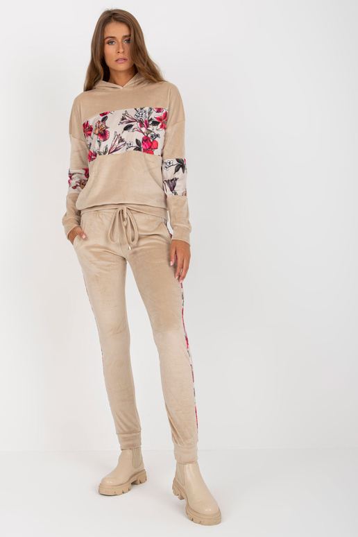 Beež kaheosaline veluurkomplekt... Beež kaheosaline veluurkomplekt...