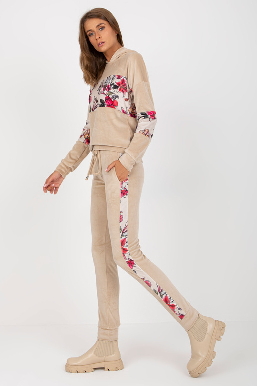 Beež kaheosaline veluurkomplekt... Beež kaheosaline veluurkomplekt...