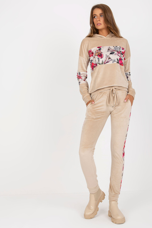 Beež kaheosaline veluurkomplekt... Beež kaheosaline veluurkomplekt...