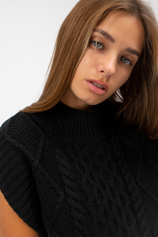 Must SUBLEVEL trossiga kootud vest Must SUBLEVEL trossiga kootud vest