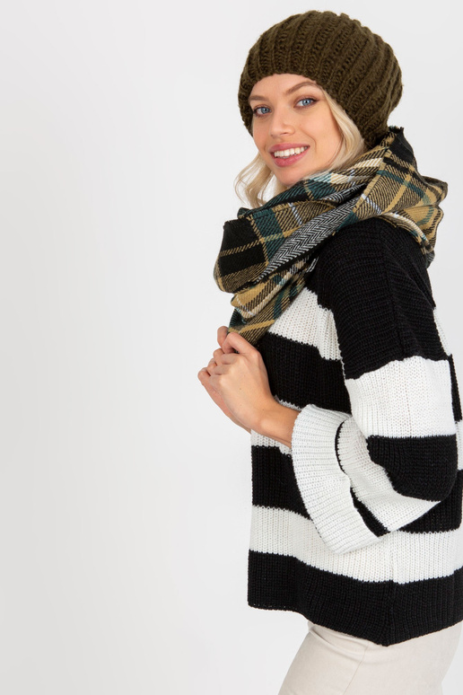 Must ja beež naiste ruuduline...