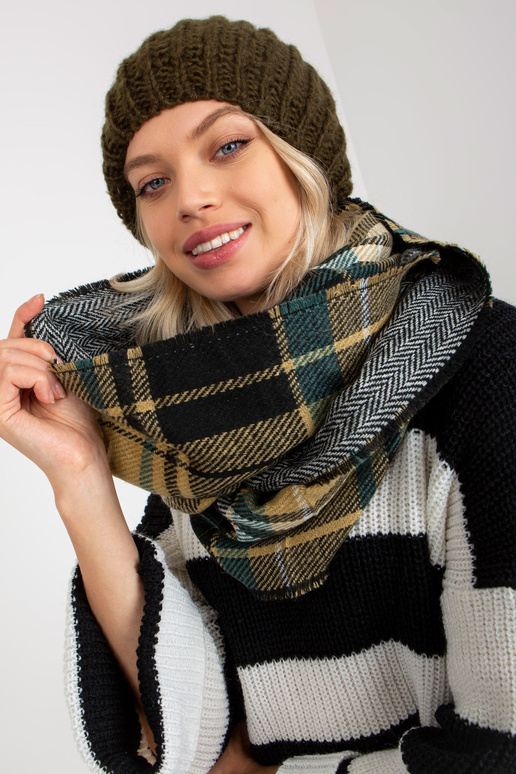 Must ja beež naiste ruuduline...