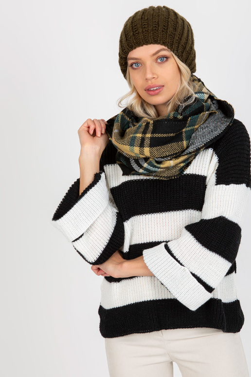 Must ja beež naiste ruuduline...