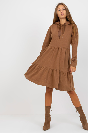 Pruun laieneva volangidega...