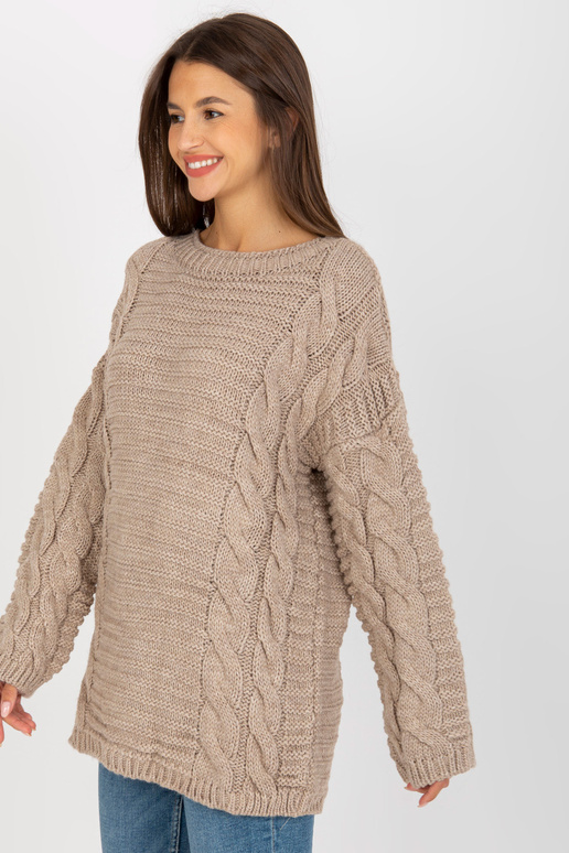 Beež palmikute ja laiade varrukatega...