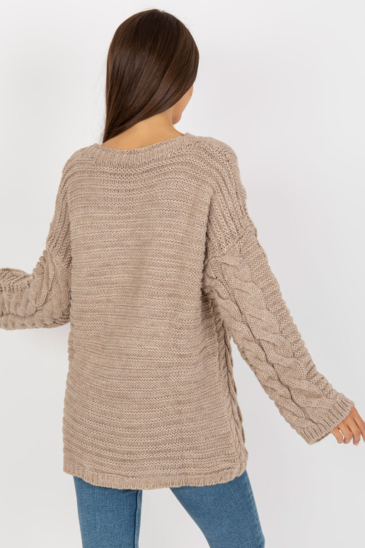 Beež palmikute ja laiade varrukatega...