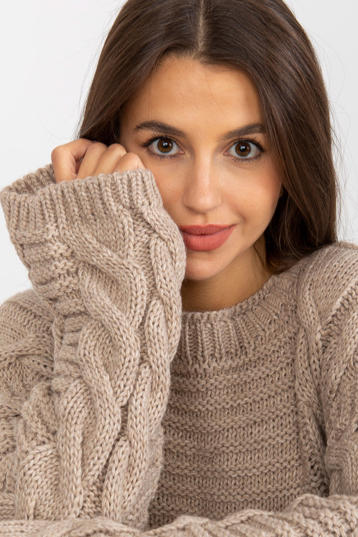 Beež palmikute ja laiade varrukatega...