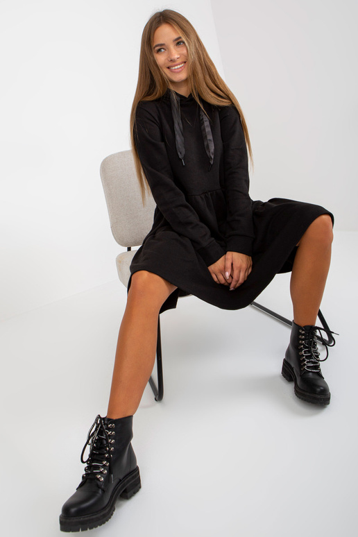 Must laienev volangidega dressipluus... Must laienev volangidega dressipluus...