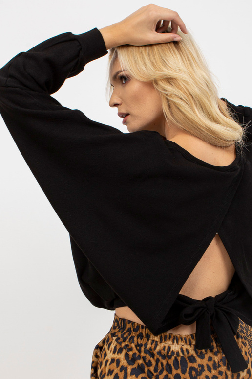 Schwarze Strickbluse mit Tie auf dem...