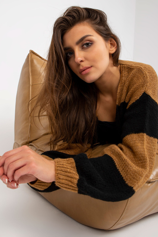 Must kaameli laiade varrukatega...