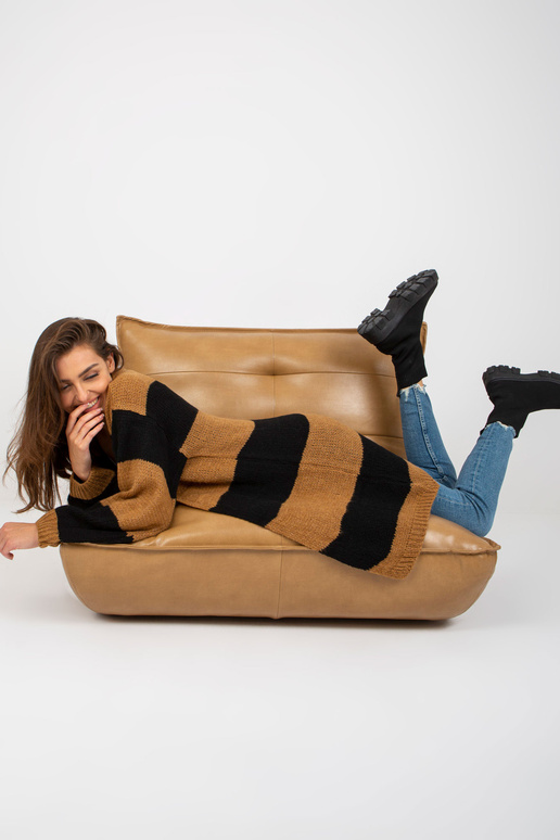 Must kaameli laiade varrukatega...