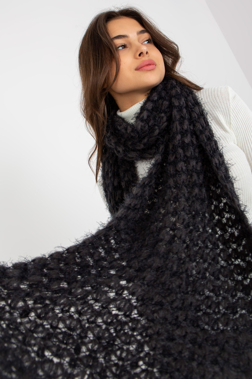 Tumehall must naiste kootud sall