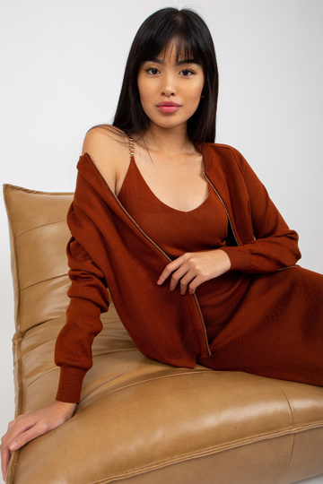 Tumepruun kootud vabaaja...