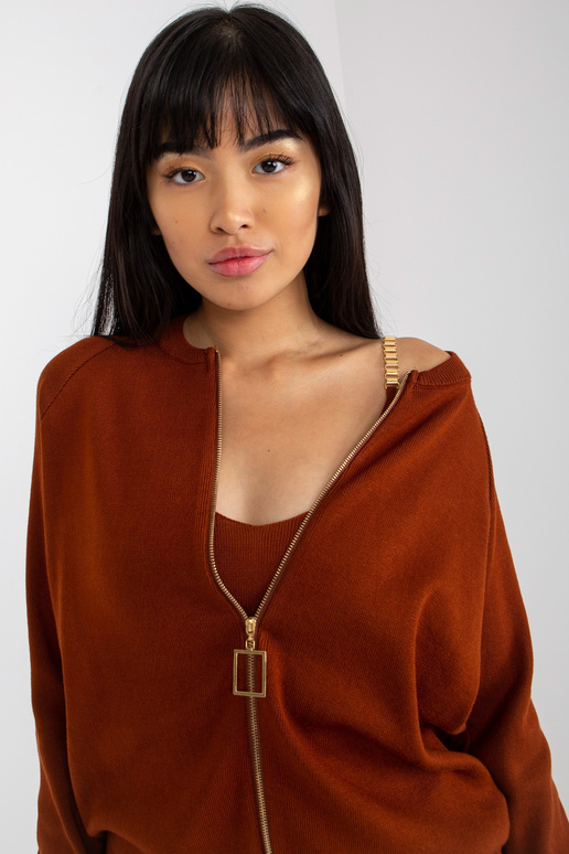 Tumepruun kootud vabaaja komplekt... Tumepruun kootud vabaaja komplekt...