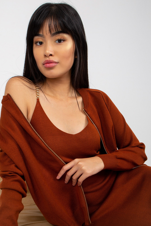 Tumepruun kootud vabaaja komplekt... Tumepruun kootud vabaaja komplekt...