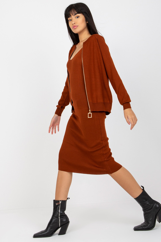 Tumepruun kootud vabaaja komplekt... Tumepruun kootud vabaaja komplekt...