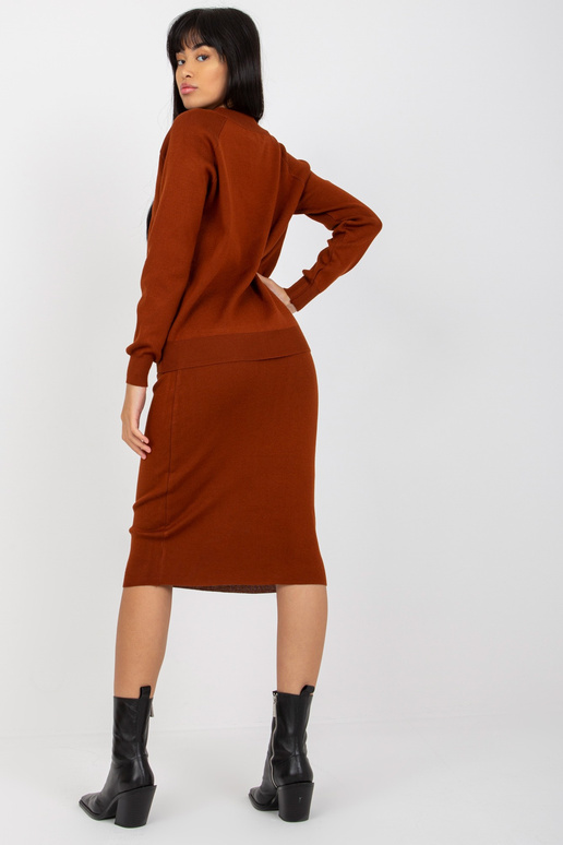 Tumepruun kootud vabaaja komplekt... Tumepruun kootud vabaaja komplekt...