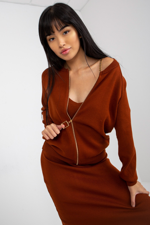 Tumepruun kootud vabaaja komplekt... Tumepruun kootud vabaaja komplekt...