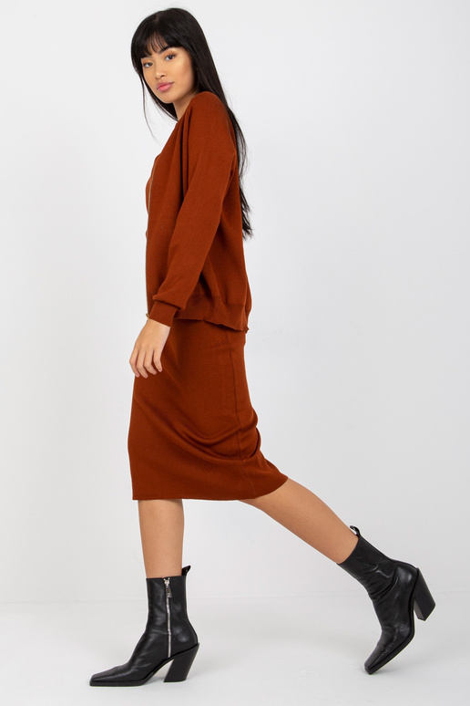 Tumepruun kootud vabaaja komplekt... Tumepruun kootud vabaaja komplekt...