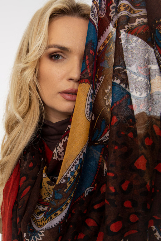 Brauner Schlingenkamin mit Drucken