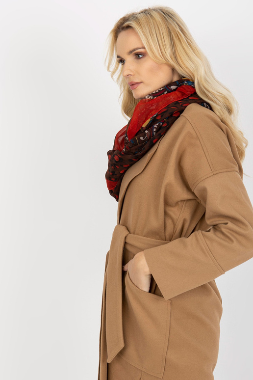 Brauner Schlingenkamin mit Drucken