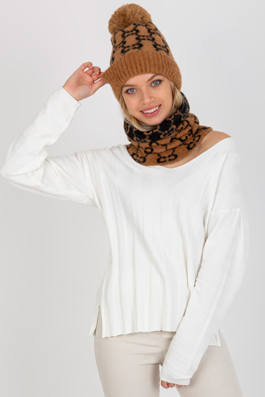 Kaameli ja must naiste mustritega...