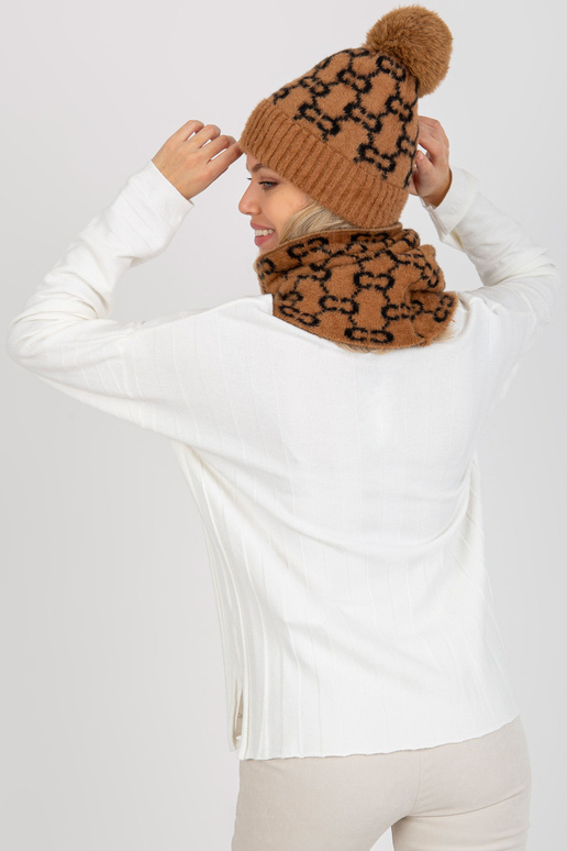 Kaameli ja must naiste mustritega...