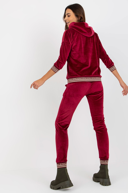 Burgunderfarbenes zweiteiliges... Burgunderfarbenes zweiteiliges...