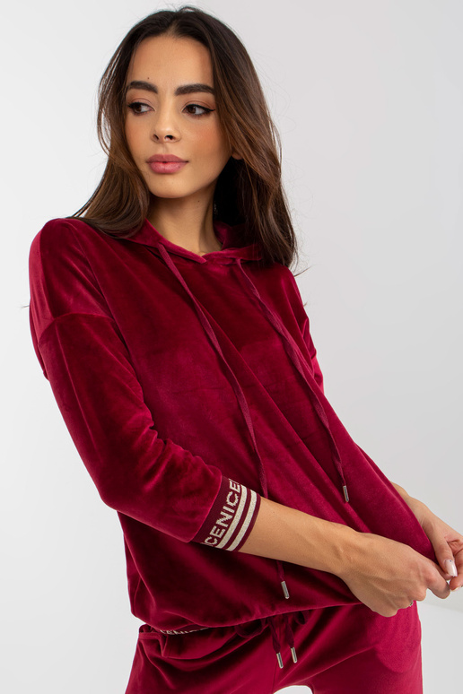 Burgunderfarbenes zweiteiliges... Burgunderfarbenes zweiteiliges...