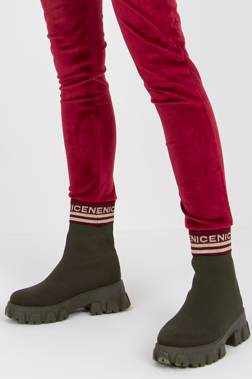 Burgunderfarbenes zweiteiliges... Burgunderfarbenes zweiteiliges...