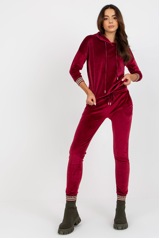 Burgunderfarbenes zweiteiliges... Burgunderfarbenes zweiteiliges...