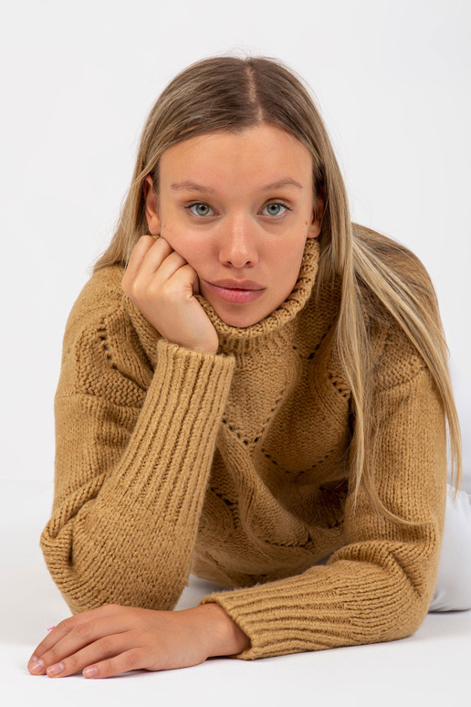 Kaamel avara kilpkaelusega kampsun...