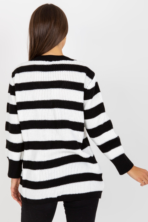 Valge ja must pika ülisuure...