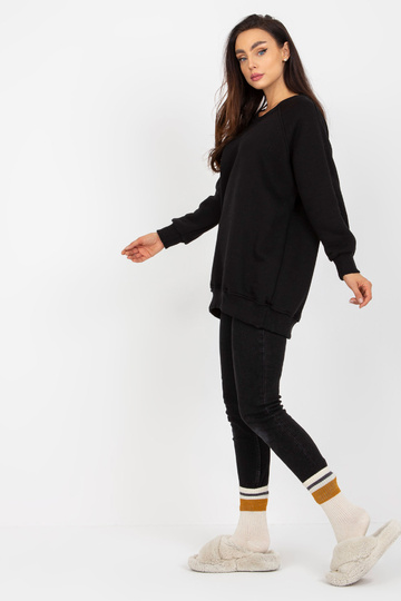 Must ülisuur kapuutsita...