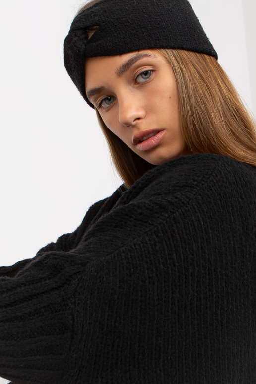 Must ülisuur paatkaelusega kampsun...