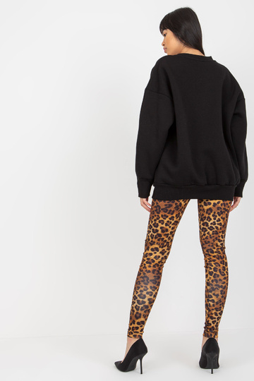 Must ümmarguse kaelusega...