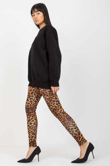 Must ümmarguse kaelusega... 2