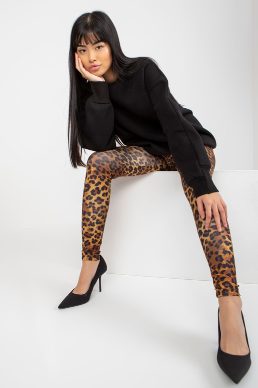 Must ümmarguse kaelusega dressipluus