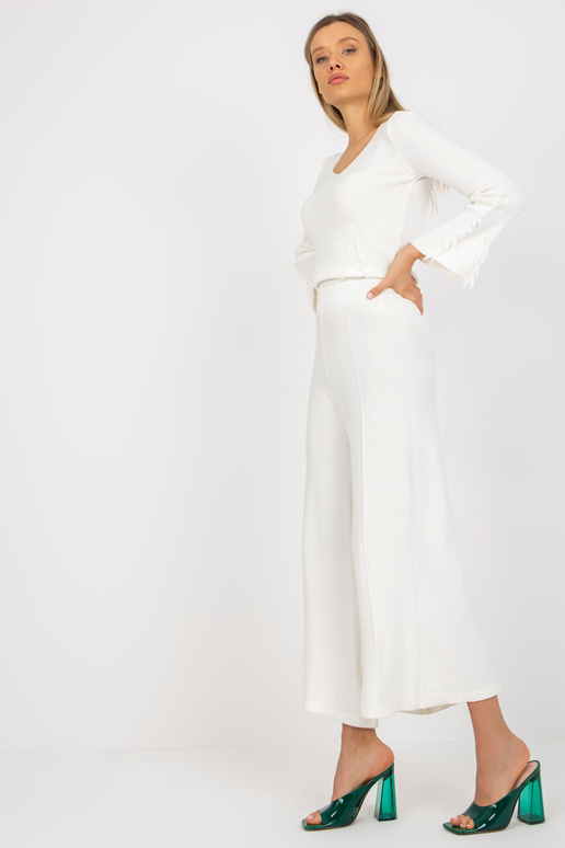 Ecru naiste laiade sääredega kootud...