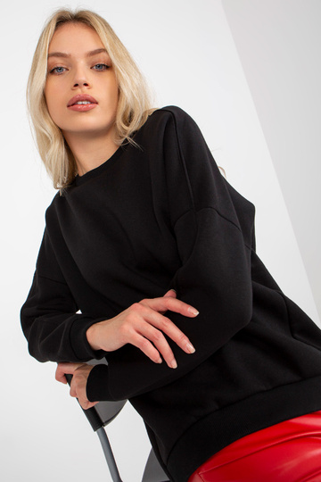 Must ümmarguse kaelusega...